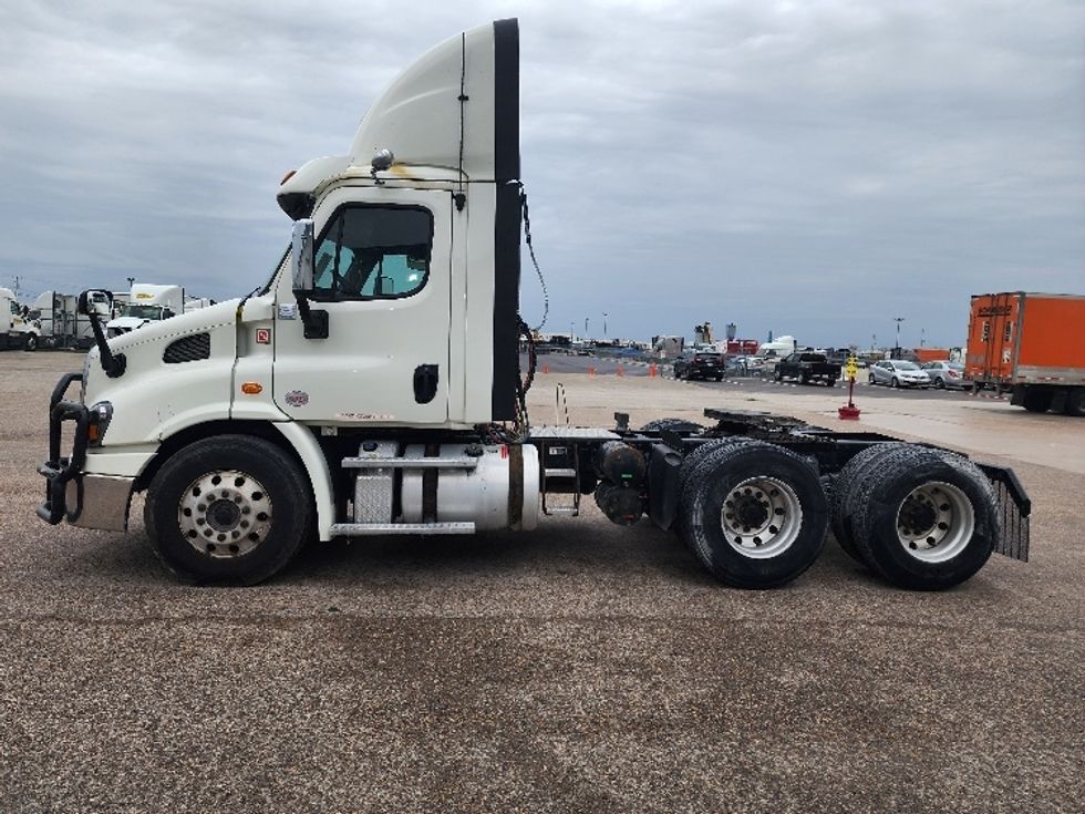 Day Cab Tractor-Heavy Duty Tractors-Freightliner-2018-Cascadia 11364ST-Sturtevant-WI-585,472\n\t\tmiles-$ 26,250 - Image 4