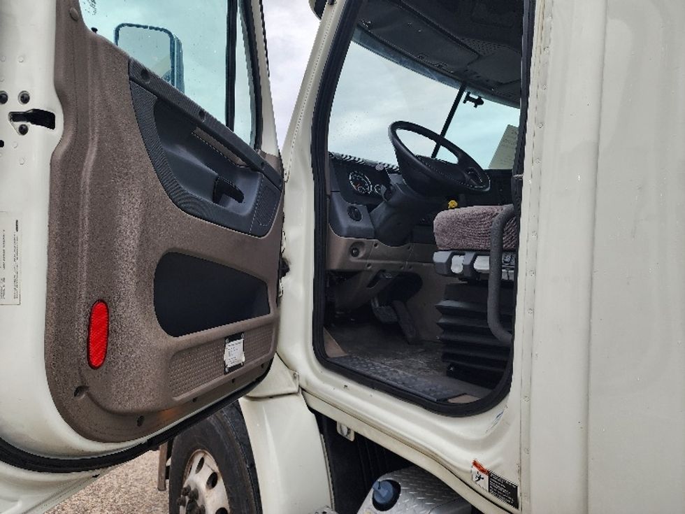 Day Cab Tractor-Heavy Duty Tractors-Freightliner-2018-Cascadia 11364ST-Sturtevant-WI-585,472\n\t\tmiles-$ 26,250 - Image 9