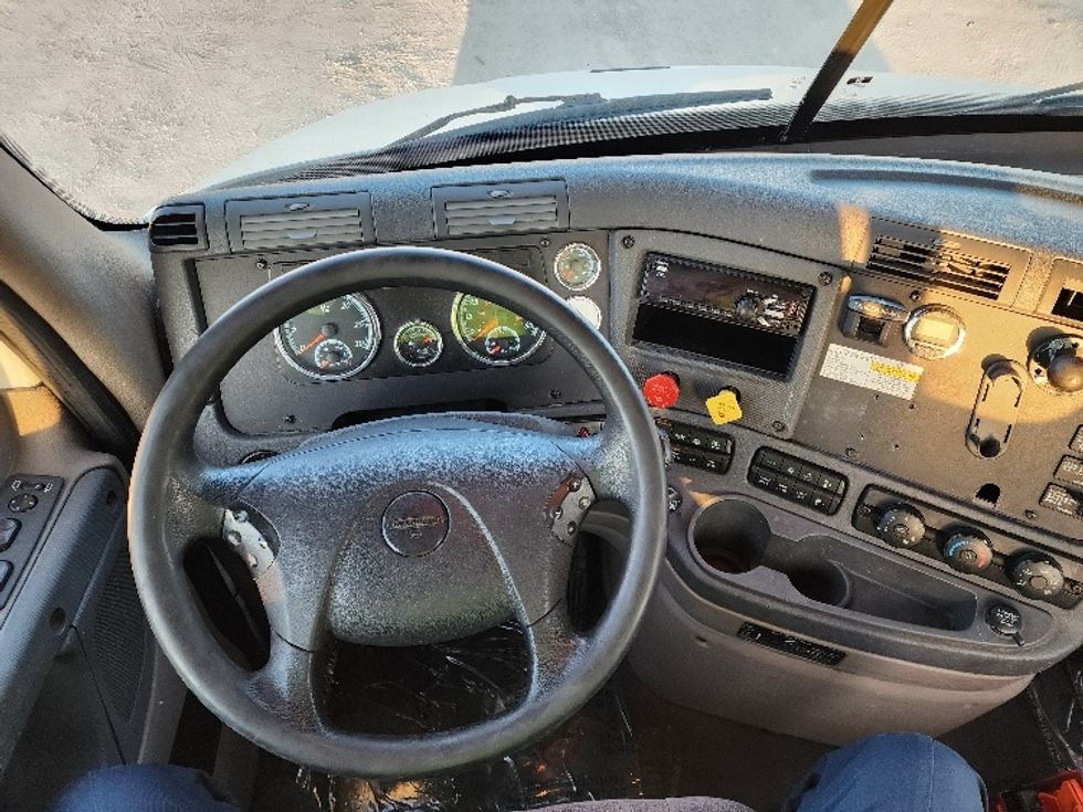 Day Cab Tractor-Heavy Duty Tractors-Freightliner-2018-Cascadia 11364ST-Sturtevant-WI-587,173\n\t\tmiles-$ 24,250 - Image 11