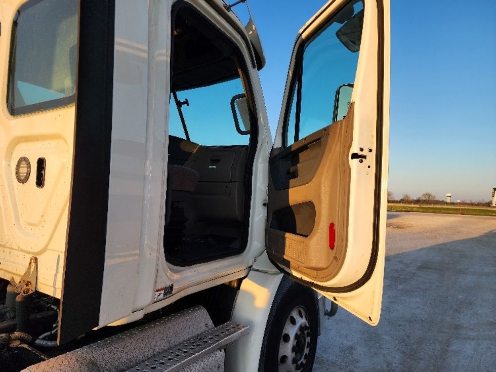 Day Cab Tractor-Heavy Duty Tractors-Freightliner-2018-Cascadia 11364ST-Sturtevant-WI-587,173\n\t\tmiles-$ 24,250 - Image 12