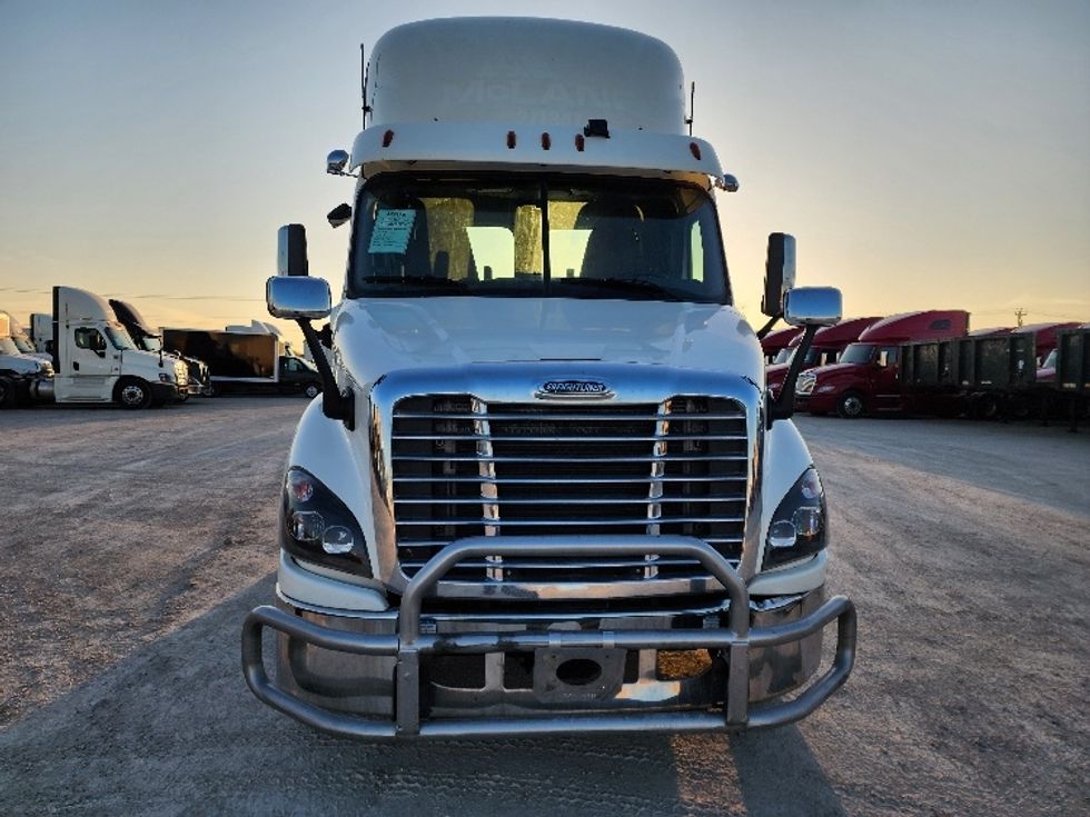 Day Cab Tractor-Heavy Duty Tractors-Freightliner-2018-Cascadia 11364ST-Sturtevant-WI-587,173\n\t\tmiles-$ 24,250 - Image 2