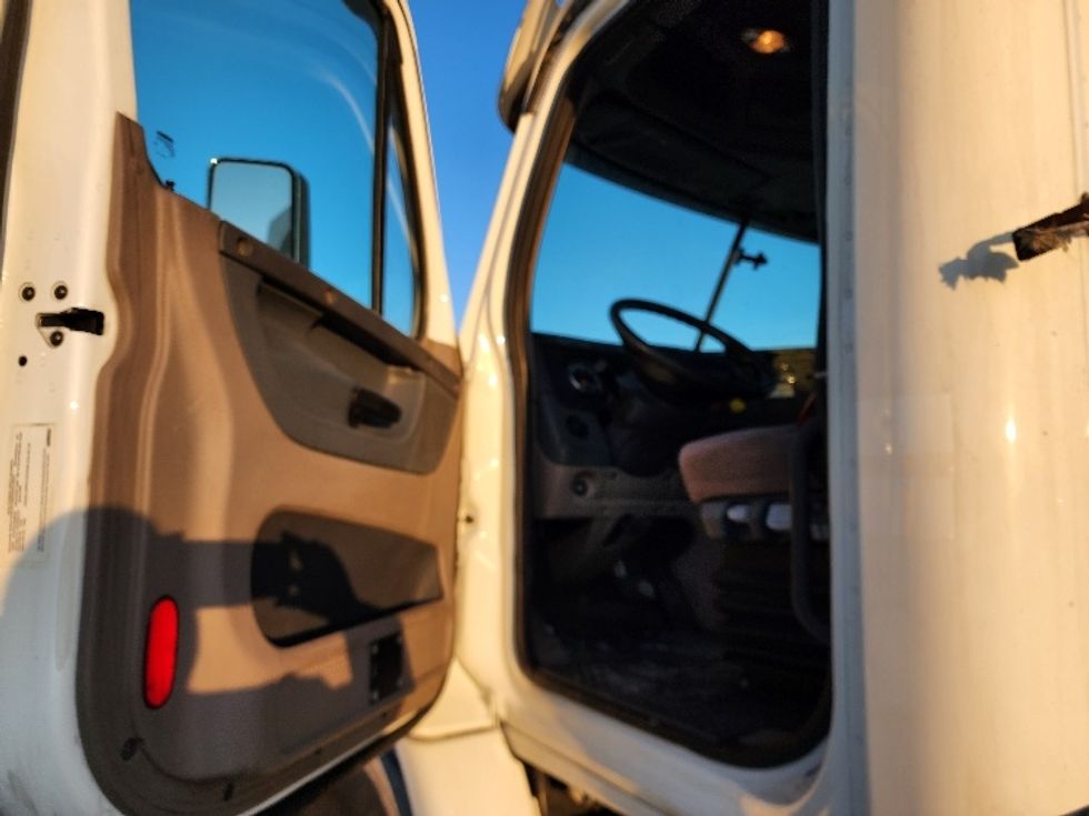 Day Cab Tractor-Heavy Duty Tractors-Freightliner-2018-Cascadia 11364ST-Sturtevant-WI-587,173\n\t\tmiles-$ 24,250 - Image 9