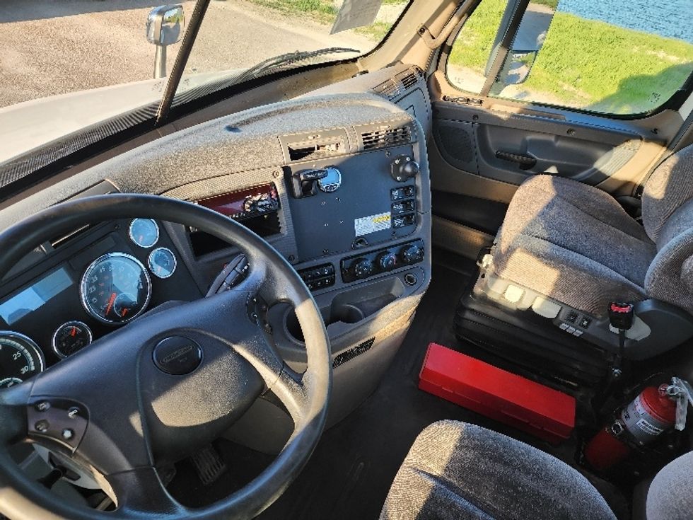 Day Cab Tractor-Heavy Duty Tractors-Freightliner-2018-Cascadia 11364ST-Sturtevant-WI-589,876\n\t\tmiles-$ 26,000 - Image 10