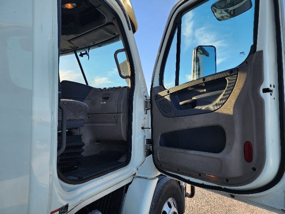 Day Cab Tractor-Heavy Duty Tractors-Freightliner-2018-Cascadia 11364ST-Sturtevant-WI-589,876\n\t\tmiles-$ 26,000 - Image 12