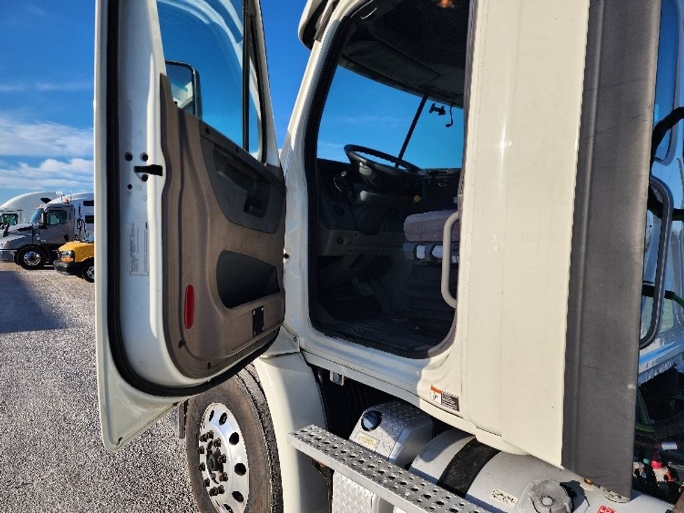 Day Cab Tractor-Heavy Duty Tractors-Freightliner-2018-Cascadia 11364ST-Sturtevant-WI-589,876\n\t\tmiles-$ 26,000 - Image 9