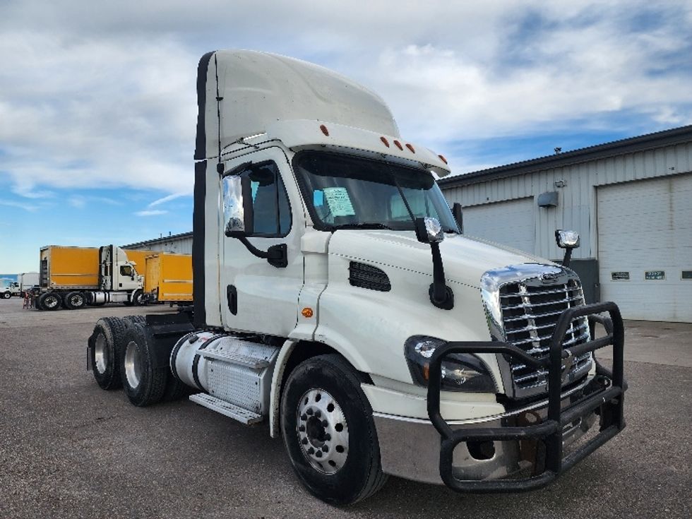 Day Cab Tractor-Heavy Duty Tractors-Freightliner-2018-Cascadia 11364ST-Sturtevant-WI-591,733\n\t\tmiles-$ 25,750 - Image 1