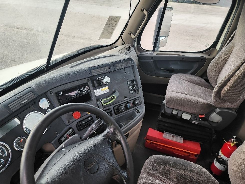 Day Cab Tractor-Heavy Duty Tractors-Freightliner-2018-Cascadia 11364ST-Sturtevant-WI-591,733\n\t\tmiles-$ 25,750 - Image 10