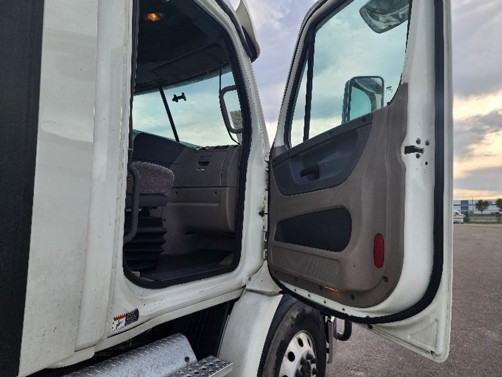 Day Cab Tractor-Heavy Duty Tractors-Freightliner-2018-Cascadia 11364ST-Sturtevant-WI-591,733\n\t\tmiles-$ 25,750 - Image 12