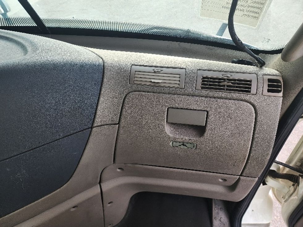 Day Cab Tractor-Heavy Duty Tractors-Freightliner-2018-Cascadia 11364ST-Sturtevant-WI-591,733\n\t\tmiles-$ 25,750 - Image 13