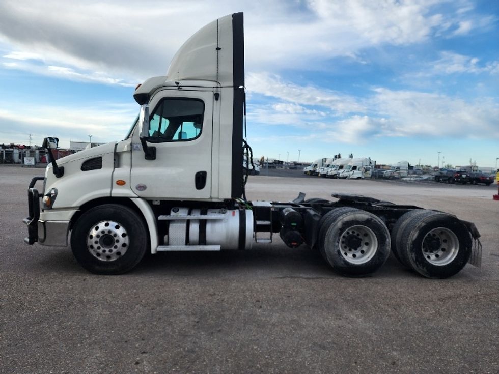 Day Cab Tractor-Heavy Duty Tractors-Freightliner-2018-Cascadia 11364ST-Sturtevant-WI-591,733\n\t\tmiles-$ 25,750 - Image 4