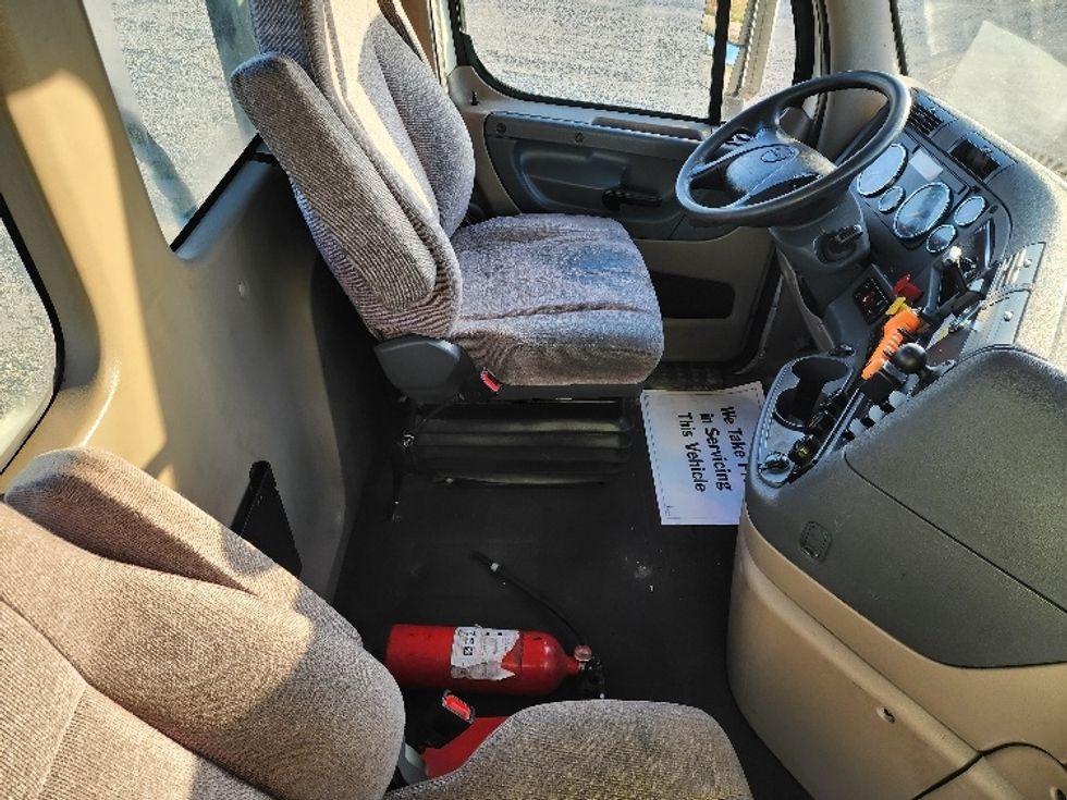 Day Cab Tractor-Heavy Duty Tractors-Freightliner-2018-Cascadia 11364ST-Sturtevant-WI-602,581\n\t\tmiles-$ 25,250 - Image 14