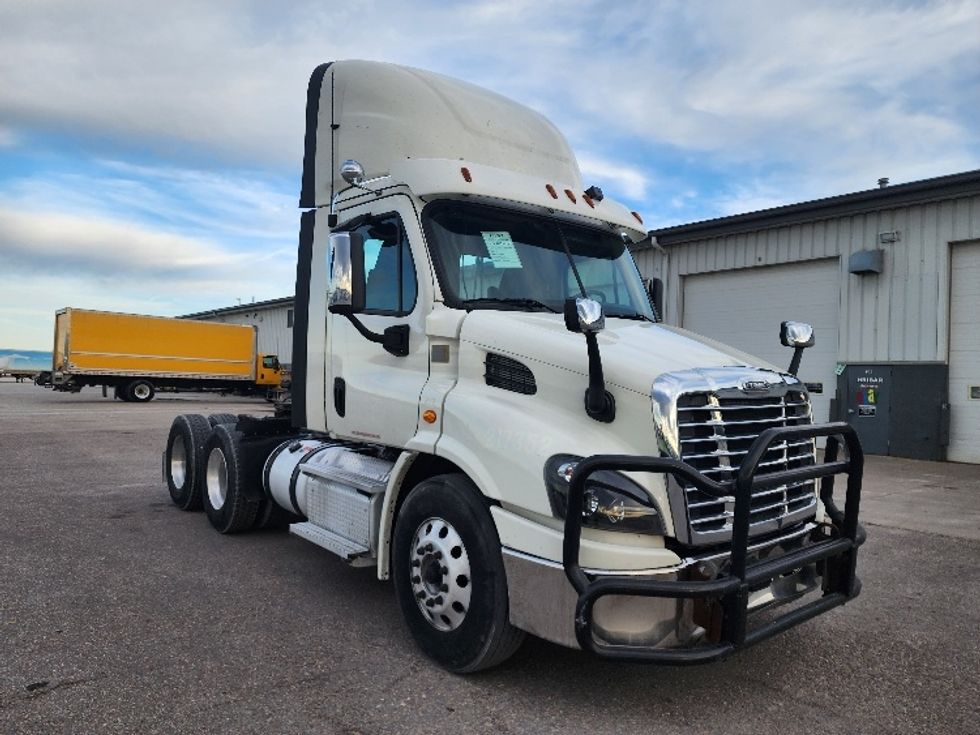 Day Cab Tractor-Heavy Duty Tractors-Freightliner-2018-Cascadia 11364ST-Sturtevant-WI-605,548\n\t\tmiles-$ 27,500 - Image 1