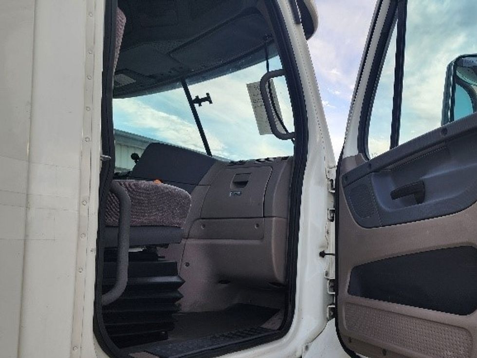 Day Cab Tractor-Heavy Duty Tractors-Freightliner-2018-Cascadia 11364ST-Sturtevant-WI-605,548\n\t\tmiles-$ 27,500 - Image 12