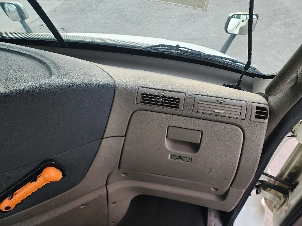 Day Cab Tractor-Heavy Duty Tractors-Freightliner-2018-Cascadia 11364ST-Sturtevant-WI-605,548\n\t\tmiles-$ 27,500 - Image 13