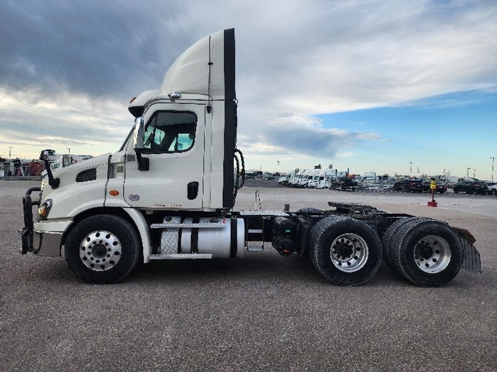 Day Cab Tractor-Heavy Duty Tractors-Freightliner-2018-Cascadia 11364ST-Sturtevant-WI-605,548\n\t\tmiles-$ 27,500 - Image 4