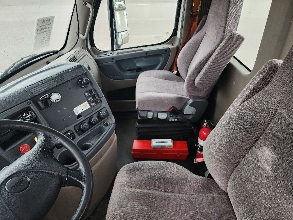 Day Cab Tractor-Heavy Duty Tractors-Freightliner-2018-Cascadia 11364ST-Sturtevant-WI-624,526\n\t\tmiles-$ 23,000 - Image 10