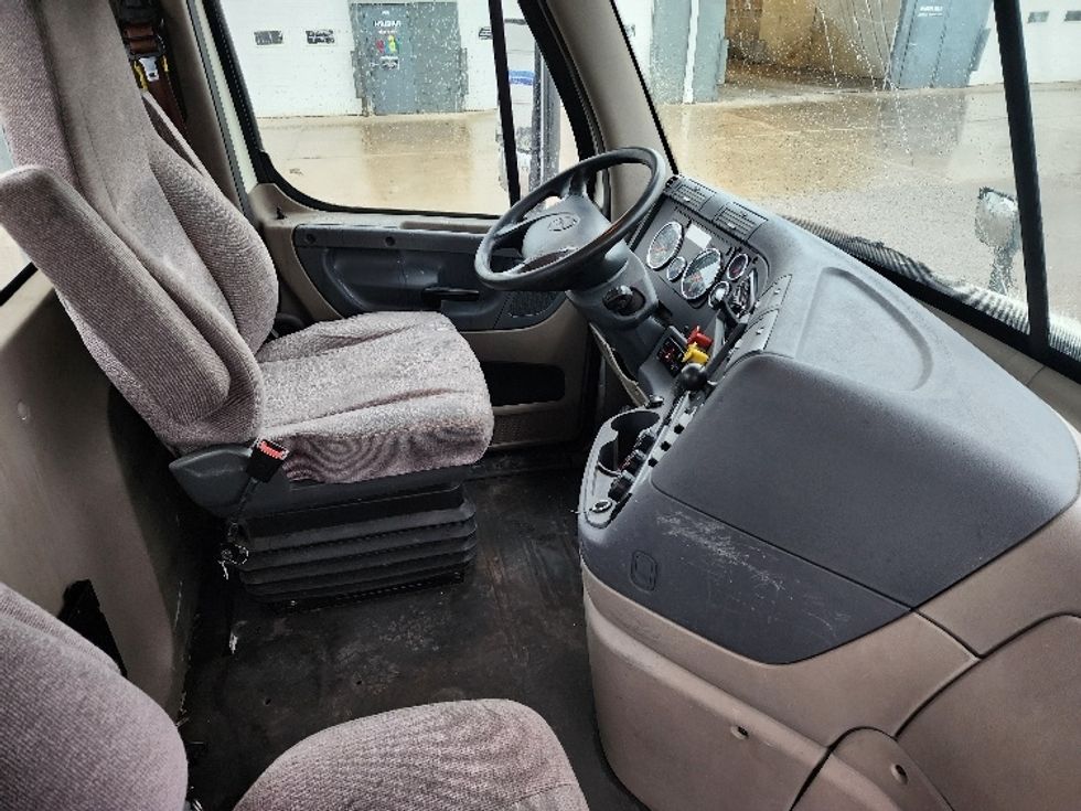 Day Cab Tractor-Heavy Duty Tractors-Freightliner-2018-Cascadia 11364ST-Sturtevant-WI-624,526\n\t\tmiles-$ 23,000 - Image 14