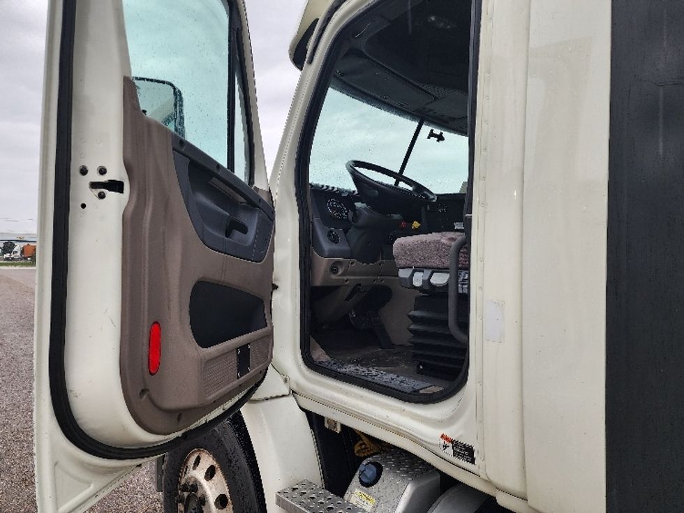 Day Cab Tractor-Heavy Duty Tractors-Freightliner-2018-Cascadia 11364ST-Sturtevant-WI-624,526\n\t\tmiles-$ 23,000 - Image 9