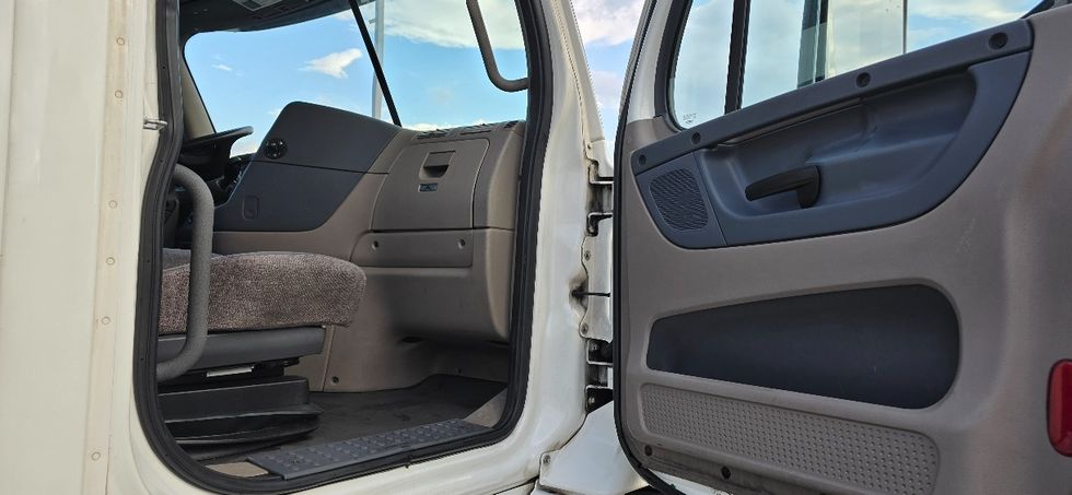 Day Cab Tractor-Heavy Duty Tractors-Freightliner-2018-Cascadia 11364ST-Swedesboro-NJ-276,340\n\t\tmiles-$ 36,750 - Image 12