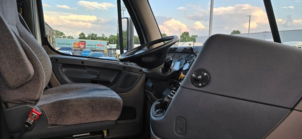 Day Cab Tractor-Heavy Duty Tractors-Freightliner-2018-Cascadia 11364ST-Swedesboro-NJ-276,340\n\t\tmiles-$ 36,750 - Image 14