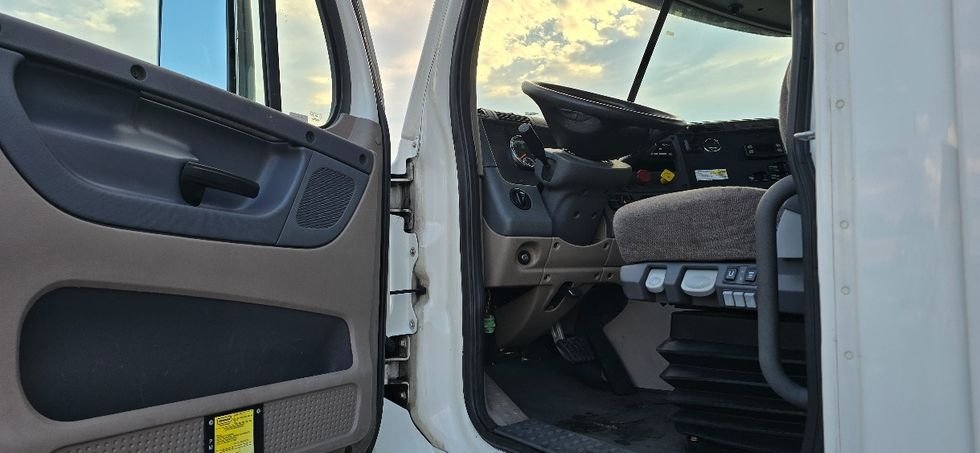 Day Cab Tractor-Heavy Duty Tractors-Freightliner-2018-Cascadia 11364ST-Swedesboro-NJ-276,340\n\t\tmiles-$ 36,750 - Image 9