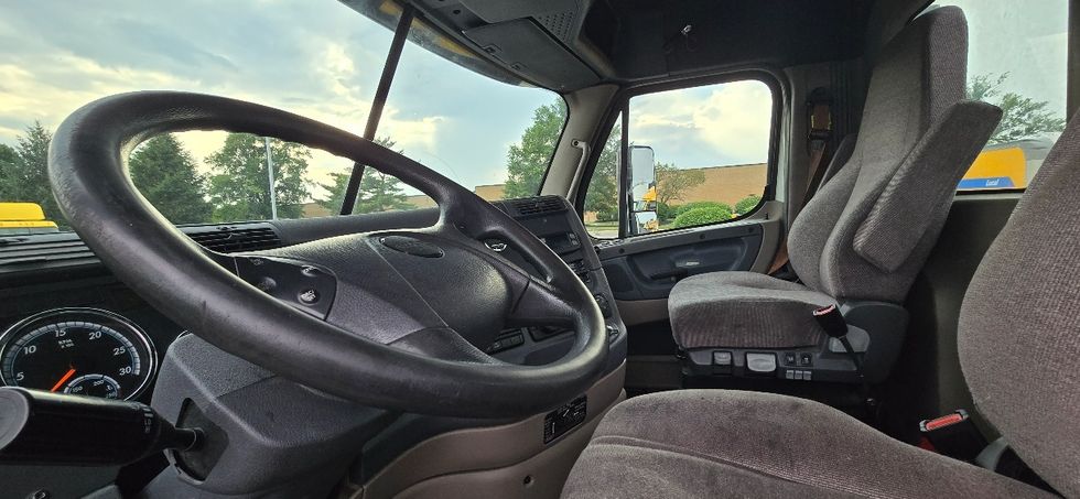 Day Cab Tractor-Heavy Duty Tractors-Freightliner-2018-Cascadia 11364ST-Swedesboro-NJ-282,648\n\t\tmiles-$ 36,500 - Image 10