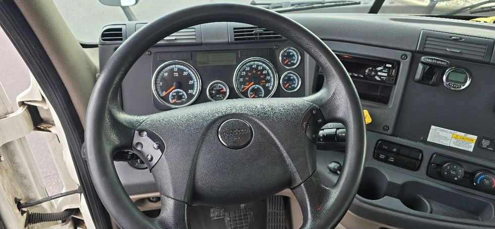 Day Cab Tractor-Heavy Duty Tractors-Freightliner-2018-Cascadia 11364ST-Swedesboro-NJ-282,648\n\t\tmiles-$ 36,500 - Image 11