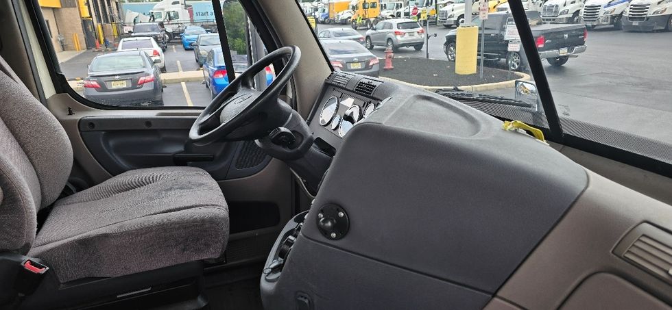 Day Cab Tractor-Heavy Duty Tractors-Freightliner-2018-Cascadia 11364ST-Swedesboro-NJ-282,648\n\t\tmiles-$ 36,500 - Image 14