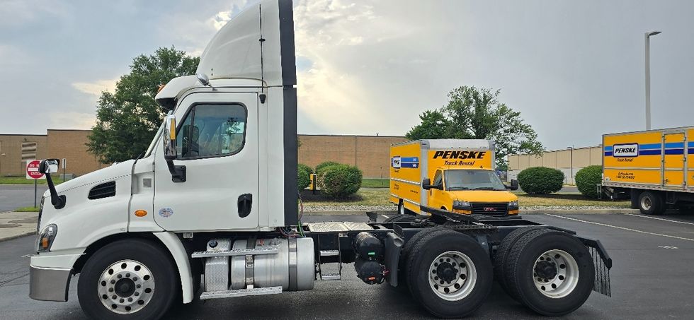 Day Cab Tractor-Heavy Duty Tractors-Freightliner-2018-Cascadia 11364ST-Swedesboro-NJ-282,648\n\t\tmiles-$ 36,500 - Image 4