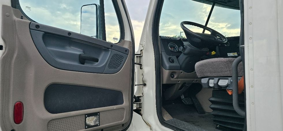 Day Cab Tractor-Heavy Duty Tractors-Freightliner-2018-Cascadia 11364ST-Swedesboro-NJ-282,648\n\t\tmiles-$ 36,500 - Image 9