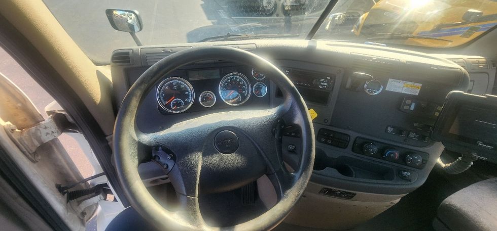 Day Cab Tractor-Heavy Duty Tractors-Freightliner-2018-Cascadia 11364ST-Swedesboro-NJ-299,377\n\t\tmiles-$ 34,750 - Image 11