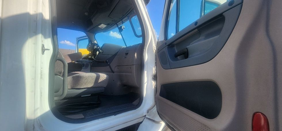 Day Cab Tractor-Heavy Duty Tractors-Freightliner-2018-Cascadia 11364ST-Swedesboro-NJ-299,377\n\t\tmiles-$ 34,750 - Image 12