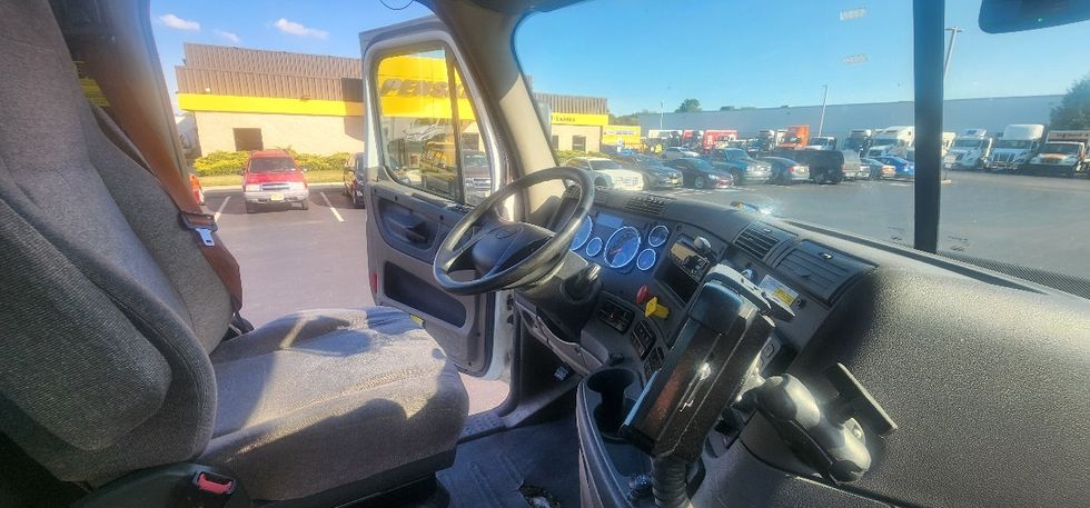Day Cab Tractor-Heavy Duty Tractors-Freightliner-2018-Cascadia 11364ST-Swedesboro-NJ-299,377\n\t\tmiles-$ 34,750 - Image 14