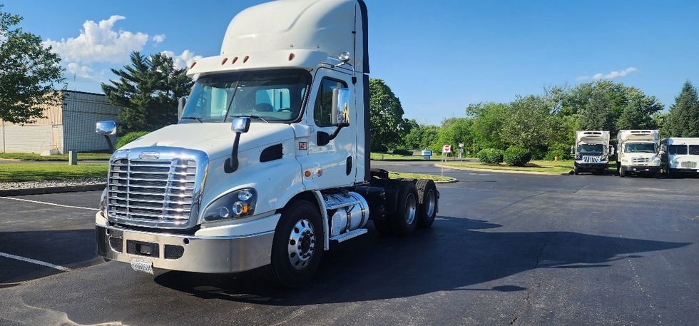 Day Cab Tractor-Heavy Duty Tractors-Freightliner-2018-Cascadia 11364ST-Swedesboro-NJ-299,377\n\t\tmiles-$ 34,750 - Image 3