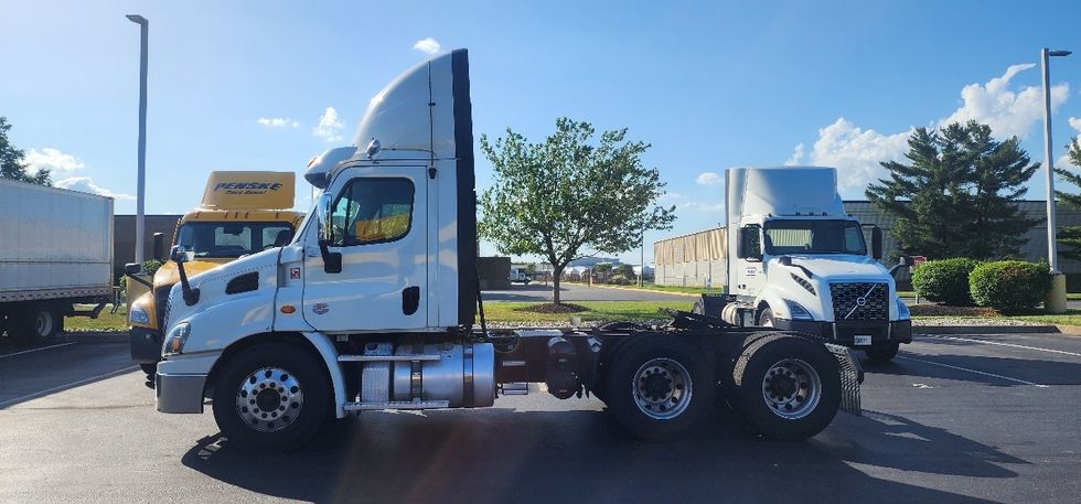 Day Cab Tractor-Heavy Duty Tractors-Freightliner-2018-Cascadia 11364ST-Swedesboro-NJ-299,377\n\t\tmiles-$ 34,750 - Image 4