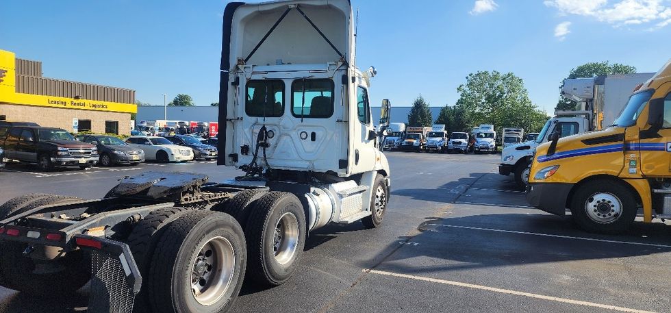Day Cab Tractor-Heavy Duty Tractors-Freightliner-2018-Cascadia 11364ST-Swedesboro-NJ-299,377\n\t\tmiles-$ 34,750 - Image 7