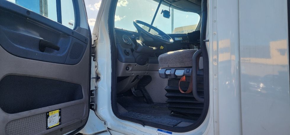 Day Cab Tractor-Heavy Duty Tractors-Freightliner-2018-Cascadia 11364ST-Swedesboro-NJ-299,377\n\t\tmiles-$ 34,750 - Image 9