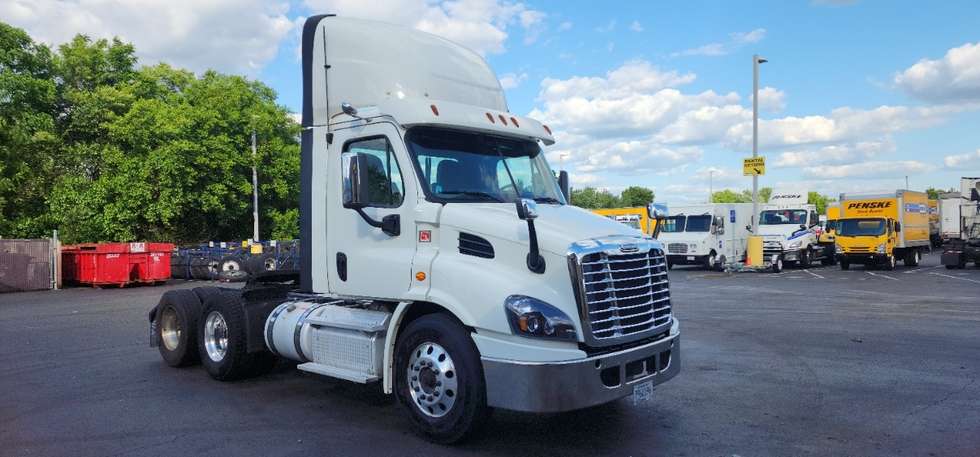 Day Cab Tractor-Heavy Duty Tractors-Freightliner-2018-Cascadia 11364ST-Swedesboro-NJ-301,781
miles-$ 45,500