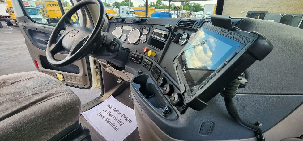 Day Cab Tractor-Heavy Duty Tractors-Freightliner-2018-Cascadia 11364ST-Swedesboro-NJ-301,781\n\t\tmiles-$ 45,500 - Image 14