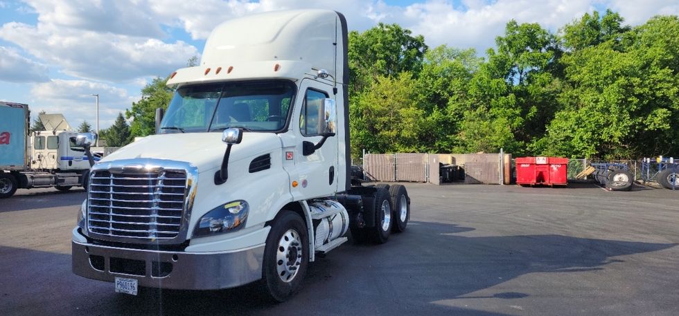 Day Cab Tractor-Heavy Duty Tractors-Freightliner-2018-Cascadia 11364ST-Swedesboro-NJ-301,781\n\t\tmiles-$ 45,500 - Image 3