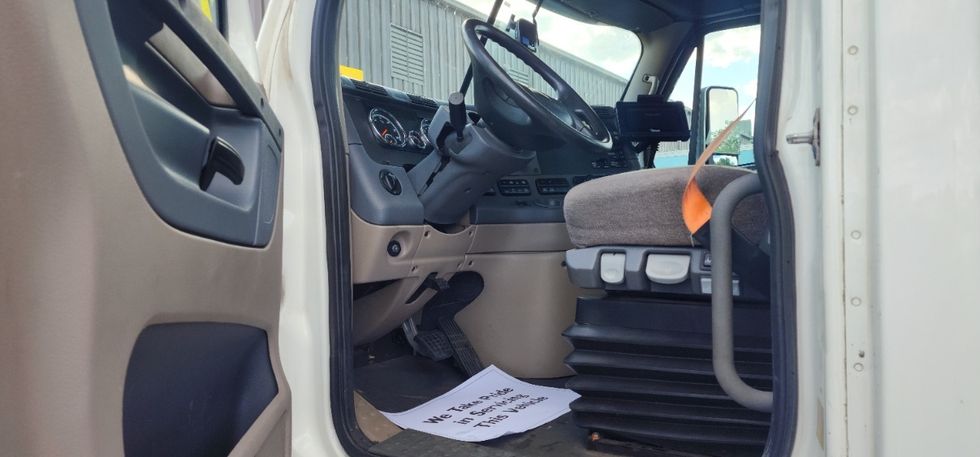 Day Cab Tractor-Heavy Duty Tractors-Freightliner-2018-Cascadia 11364ST-Swedesboro-NJ-301,781\n\t\tmiles-$ 45,500 - Image 9