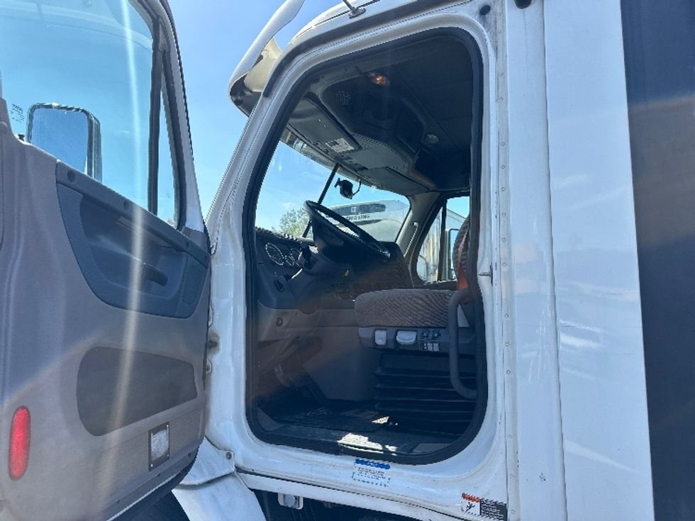 Day Cab Tractor-Heavy Duty Tractors-Freightliner-2018-Cascadia 11364ST-Swedesboro-NJ-316,450\n\t\tmiles-$ 35,250 - Image 9