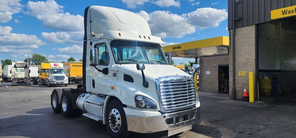Day Cab Tractor-Heavy Duty Tractors-Freightliner-2018-Cascadia 11364ST-Swedesboro-NJ-336,463
miles-$ 34,000