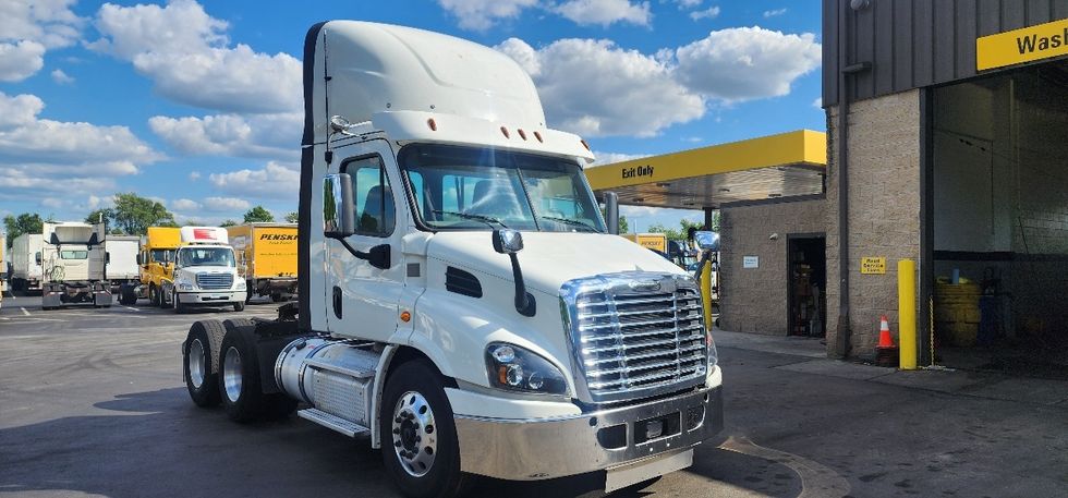 Day Cab Tractor-Heavy Duty Tractors-Freightliner-2018-Cascadia 11364ST-Swedesboro-NJ-336,463\n\t\tmiles-$ 34,000 - Image 1