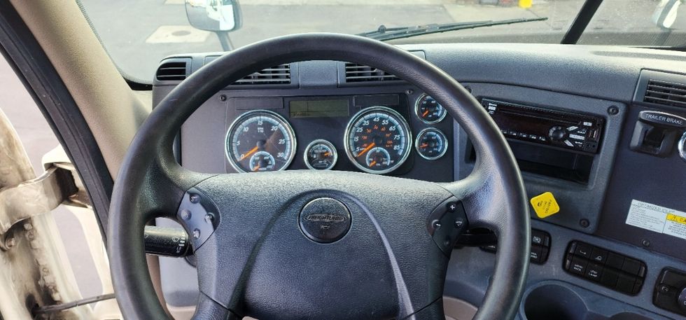 Day Cab Tractor-Heavy Duty Tractors-Freightliner-2018-Cascadia 11364ST-Swedesboro-NJ-336,463\n\t\tmiles-$ 34,000 - Image 11