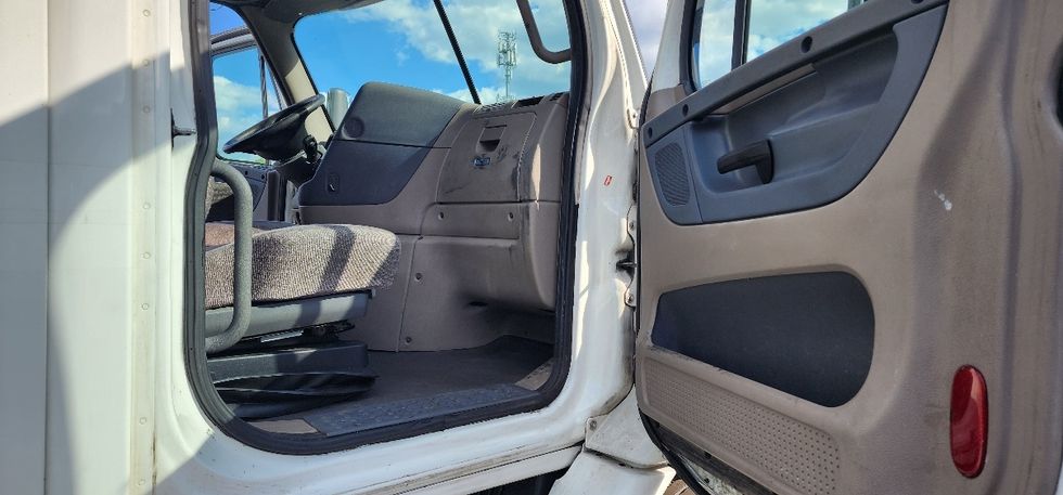 Day Cab Tractor-Heavy Duty Tractors-Freightliner-2018-Cascadia 11364ST-Swedesboro-NJ-336,463\n\t\tmiles-$ 34,000 - Image 12