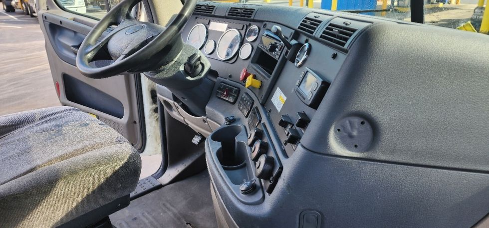 Day Cab Tractor-Heavy Duty Tractors-Freightliner-2018-Cascadia 11364ST-Swedesboro-NJ-336,463\n\t\tmiles-$ 34,000 - Image 14