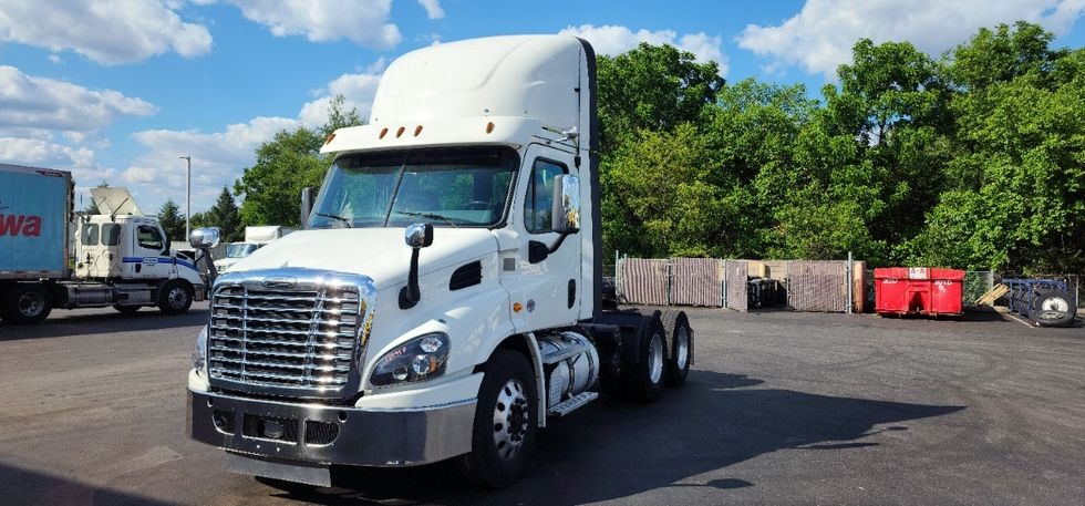 Day Cab Tractor-Heavy Duty Tractors-Freightliner-2018-Cascadia 11364ST-Swedesboro-NJ-336,463\n\t\tmiles-$ 34,000 - Image 3