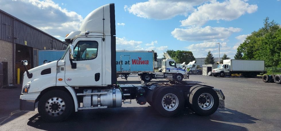 Day Cab Tractor-Heavy Duty Tractors-Freightliner-2018-Cascadia 11364ST-Swedesboro-NJ-336,463\n\t\tmiles-$ 34,000 - Image 4