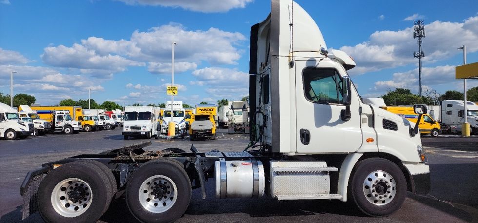 Day Cab Tractor-Heavy Duty Tractors-Freightliner-2018-Cascadia 11364ST-Swedesboro-NJ-336,463\n\t\tmiles-$ 34,000 - Image 8